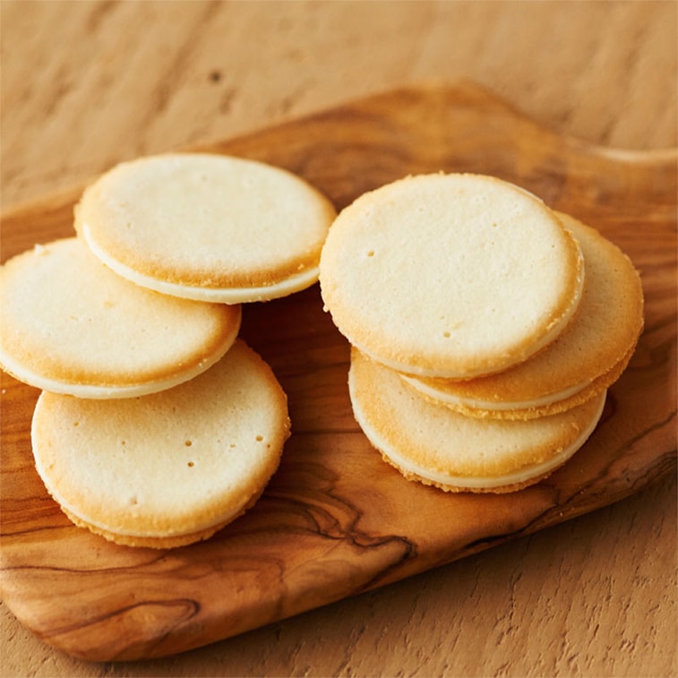 LeTAO-Otaru-Rich-Cheese-Cookies-with-White-Chocolate-Cheese-Filling---10-Pieces,-95g-1