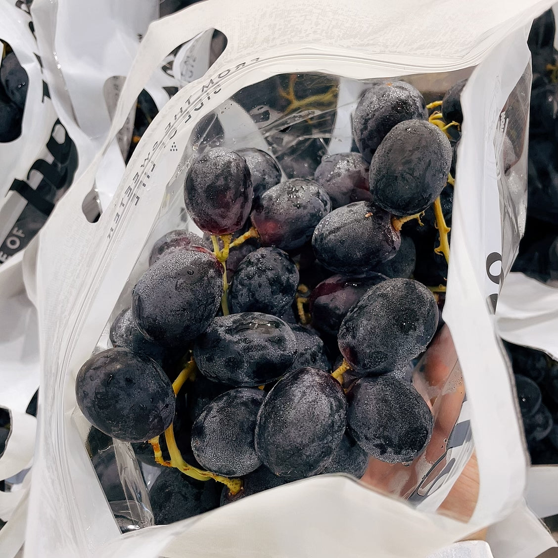 Hello-Adora-Sweet-Juicy-Black-Grapes---900-1000g -1